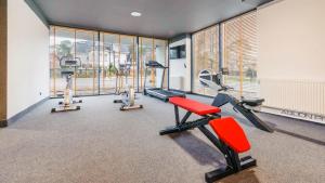 einen Fitnessraum mit Laufbändern und Cardiogeräten in der Unterkunft Apartament Morski - Olimpijska 2, Mielno in Mielno