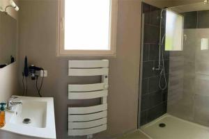 a bathroom with a sink and a shower at Maison de vacances - Lac de Chaumeçon - Morvan - La Méloise in Saint-Martin-du-Puy +34 photos
