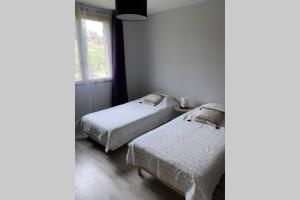 Cama o camas de una habitación en Maison de vacances - Lac de Chaumeçon - Morvan - La Méloise
