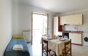 um quarto com uma mesa com cadeiras e uma cozinha em Marea Retreat Apartments em Marina di Camerota