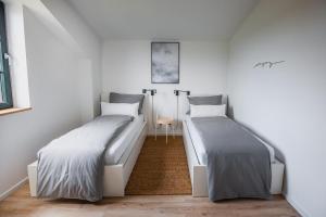 سرير أو أسرّة في غرفة في Apart Hüsske 1