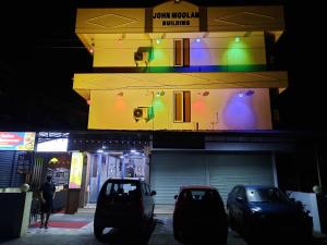 zwei nachts vor einem Gebäude geparkt in der Unterkunft Blue Bell Cochin Airport Hotel in Nedumbassery