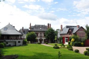 an estate with red and white houses and a green lawn at Le Clos du Petit Dannezy in Cour-Cheverny