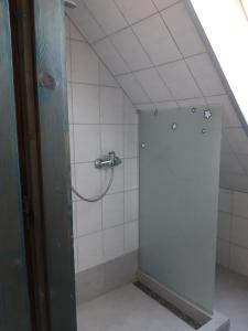 Bathroom sa Rudolf's Fogadó