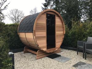 una sauna circular de madera en un jardín en Villa Felix with sauna in Ermelo en Ermelo