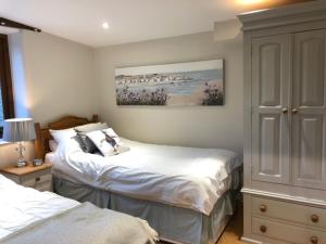 um quarto com duas camas e um quadro na parede em Wagon House, Bookham Court em Dorchester