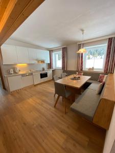 Kitchen o kitchenette sa Apart Renate - Silvretta Card Premium Betrieb