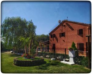 Ostra VetereにあるCasa Vacanze & Dog Ranger "LA BAROCCHETTA"の赤レンガ造りの家
