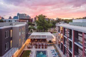 Bazén v ubytování East Austin Hotel nebo v jeho okolí
