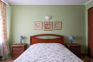 Una cama o camas en una habitación de Deluxe Apartment Konyshennaja