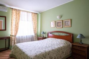 Rúm í herbergi á Deluxe Apartment Konyshennaja