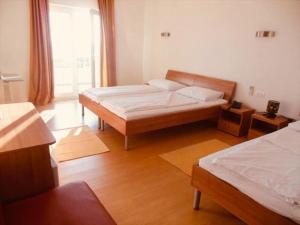 Giường trong phòng chung tại Hotel Lukas