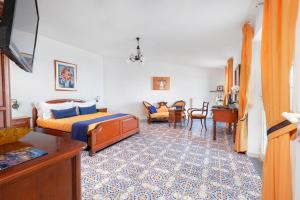 une chambre avec un lit et un salon dans l'établissement Estate4home - Villa Luisa Play&Pool, à SantʼAgata sui Due Golfi 49 autres photos