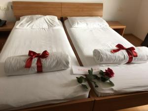 Giường trong phòng chung tại Hotel Lukas