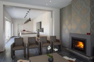 a living room with a fireplace and a kitchen at Holiday Home De Maalderij in Diksmuide