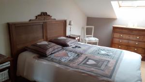 Tempat tidur dalam kamar di gîte Les Coquelicots