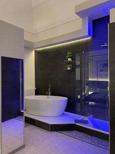 uma ampla casa de banho com uma banheira e um chuveiro em vidro. em Casa Manfredi - Manfredi Homes&Villas em Manfredonia