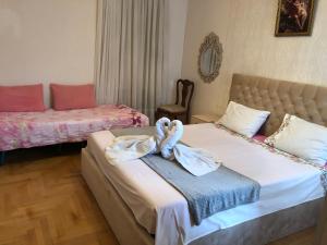 una camera con due letti e asciugamani di Aparment on Nano a Tbilisi City
