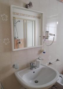 Casa Nica في موديكا: حمام مع حوض أبيض ومرآة