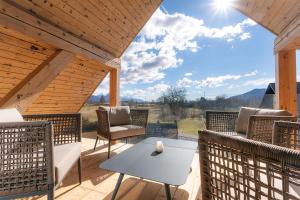 un patio con mesa y sillas en una terraza en Apartment Wellness Essense en Bled