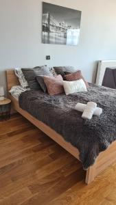 1 cama grande con almohadas en el dormitorio en Studio apartman Kristina i Anamaria en Zagreb