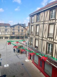 un groupe de bâtiments avec des parapluies dans une ville dans l'établissement Le République, à Châlons-en-Champagne