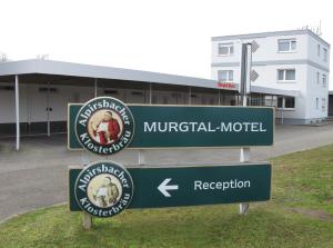 una señal de calle frente a un edificio en Murgtal Motel, en Rastatt
