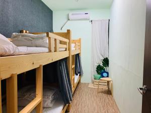 Poschodová posteľ alebo postele v izbe v ubytovaní Golden House (Ruifang Railway Station)