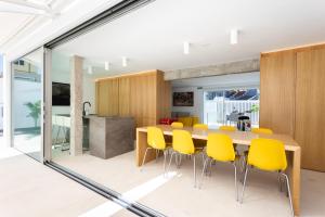 uma cozinha e sala de jantar com cadeiras amarelas e uma mesa em Remote workers paradise@the Atlantic em Candelaria