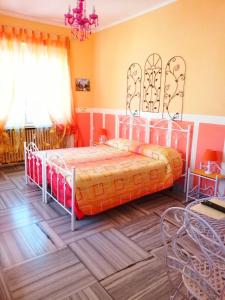 um quarto com uma cama num quarto em Hotel Serenella em Turim