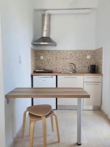 Kuchyň nebo kuchyňský kout v ubytování Aristotelis Studios + 27 fotografií