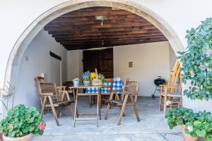 a dining room with a table and chairs at To Konatzi tou Flokka in Ayios Theodhoros