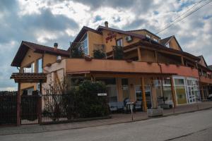 um edifício ao lado de uma rua em Hotel vila veneto em Timişoara