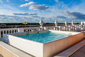 uma banheira de hidromassagem no telhado de um edifício em Hotel Victoria Merida em Mérida