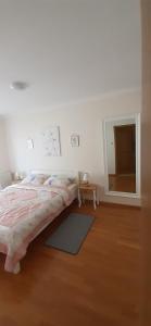 um quarto com uma cama e um espelho em Apartament Viola em Kolobrzeg
