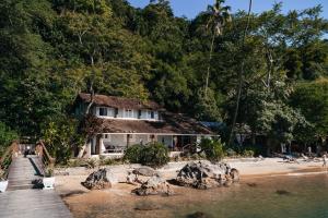 a house on the shore of a beach at Bonito Paraiso Ilha Grande in Abraão
