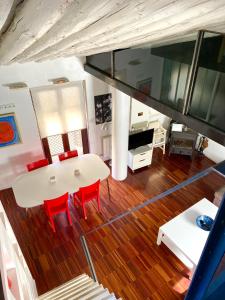 - un salon avec une table et des chaises rouges dans l'établissement CASA JACINTOS, à Tolède
