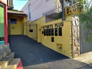 un edificio amarillo con un cartel que lee tortugas plus en Kitnets Plus en São Carlos