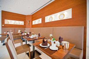 Ein Restaurant oder anderes Speiselokal in der Unterkunft Hotel Krone OHG 