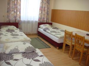 Łóżko lub łóżka w pokoju w obiekcie Hostel Omega
