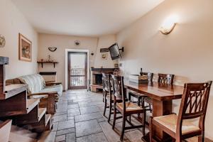 een woonkamer met een houten tafel en stoelen bij Il Dolce Rifugio. Piazza principale di Leonessa in Leonessa