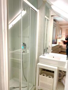 La salle de bains est pourvue d'une douche, d'un lavabo et d'un miroir. dans l'établissement CASA JACINTOS, à Tolède
