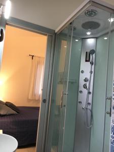 een badkamer met een douche en een bed bij Sa Tanca de Su Catreathu in Orosei +72 foto's