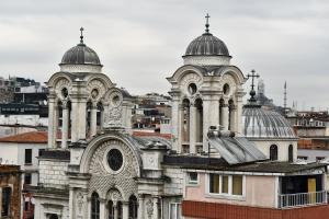 uma velha igreja com cúpulas no topo de um edifício em ada hotel em Istambul