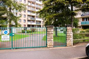 una puerta azul frente a un edificio en Appartement Plage et JACUZZI Balnéothérapie Athis Mons, en Athis-Mons