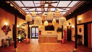 eine Lobby mit einer Rezeption und Kronleuchtern in der Unterkunft Hotel Boutique Casa Grande in Piedecuesta