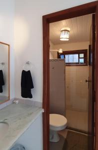 uma casa de banho com um WC e um lavatório em Vila Mucugê Pousada e Hostel em Arraial d'Ajuda