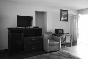 Televízia a/alebo spoločenská miestnosť v ubytovaní Richmond Motel