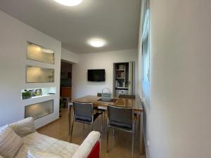 sala de estar con mesa y sillas en Apartamento en zona playa con vistas a la bahía, en Algeciras