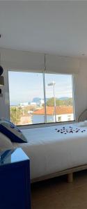 A bed or beds in a room at Apartamento en zona playa con vistas a la bahía